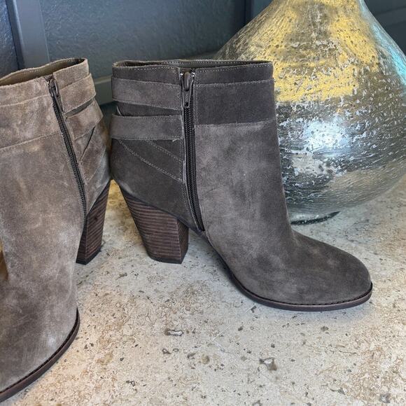 Gianni Bini Womens Brown Suede Leather Ankle Bootie Stacked 3 1/2" Heel Size 10 - Picture 2 of 5